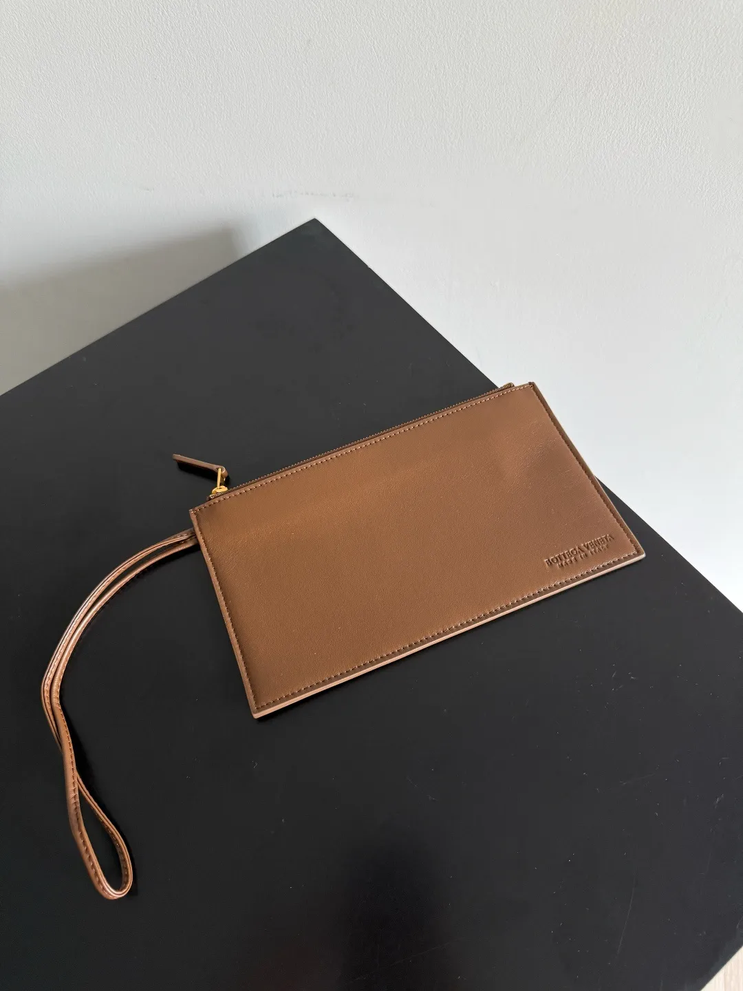 Batch 2660 Bottega Veneta 2025 new product PINACOTECA bag, iconic weaving process, skillfully crafted with 10mm Intrecciato process and equipped with suede lining. Four small strips of leather add character to the design and make the bag more stable. Relaxed yet sophisticated, casual yet refined, suede lining and double-sided design, suitable for shoulder and hand carry. The four straps can be adjusted into different shapes. One pack can be switched between two uses, easily integrating into your daily rhythm. Style number: 817166 Size: 43*23*17.5cm